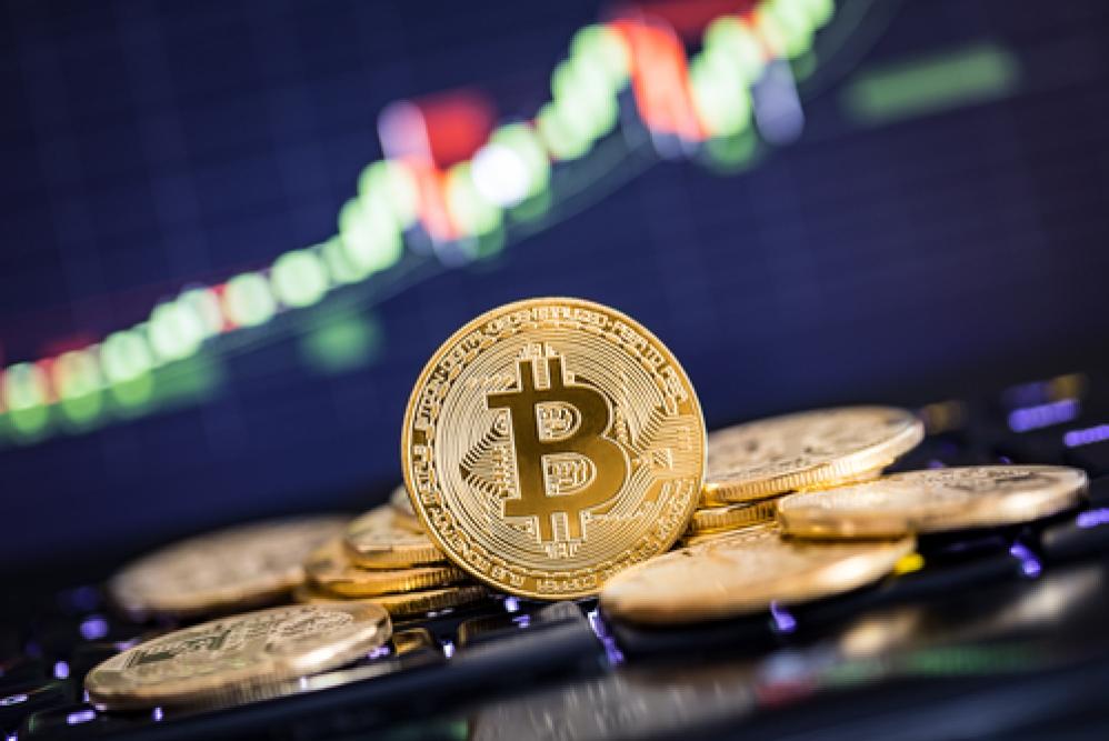 Bitcoin consolidates near 50-period SMA